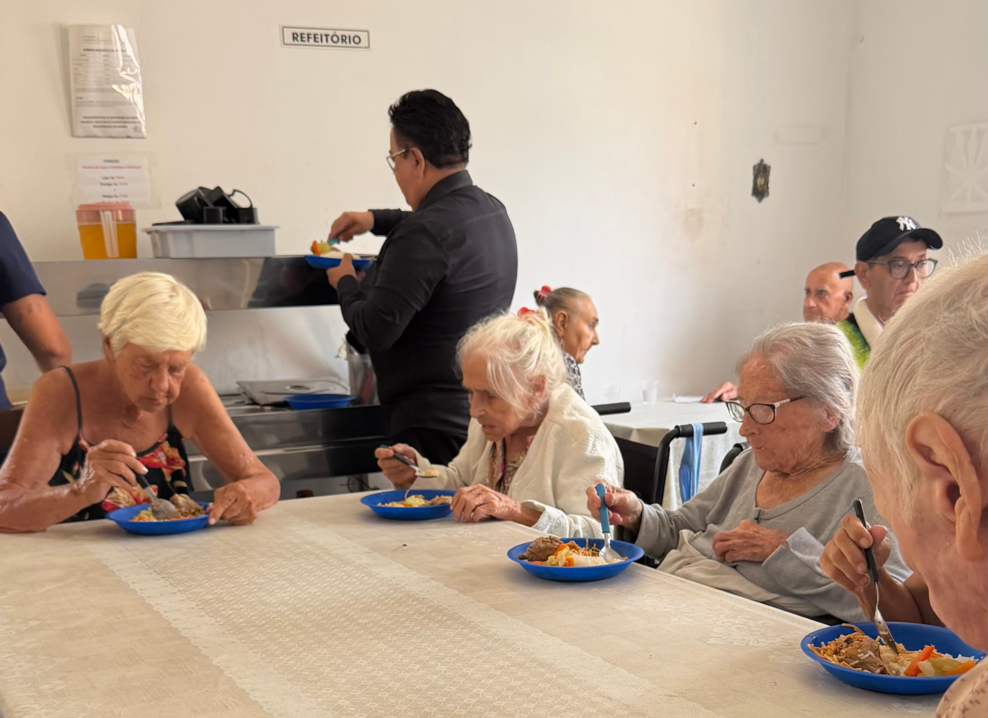 Idosos compartilhando uma refeição no lar