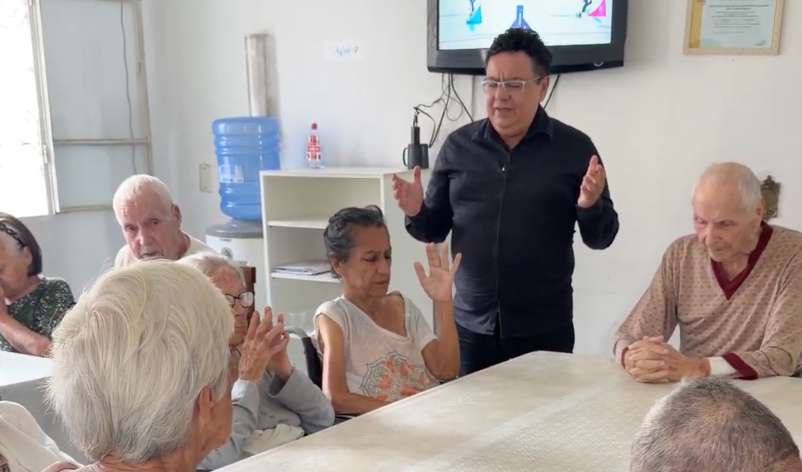 Padre Wilson em atividade com os idosos